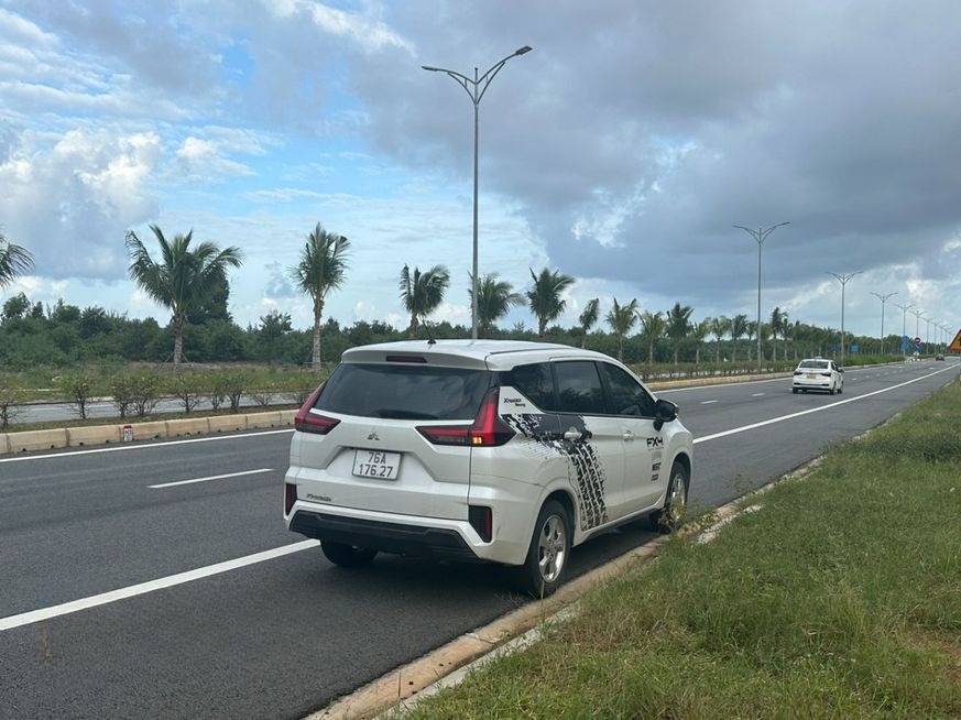 Xe Gia Phát (Đà Nẵng) Mặt sau xe Bên hông xe Ghế ngồi 7 chỗ 