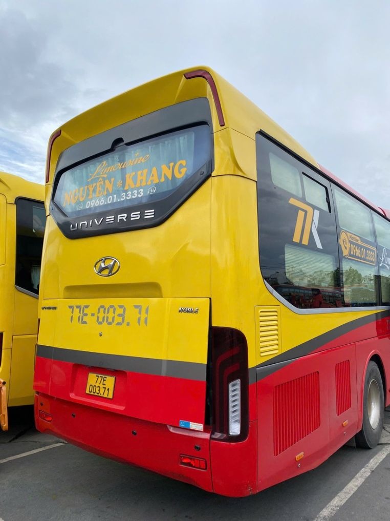 Xe Nguyên Khang Limousine Mặt sau xe Bên hông xe Limousine 24 phòng