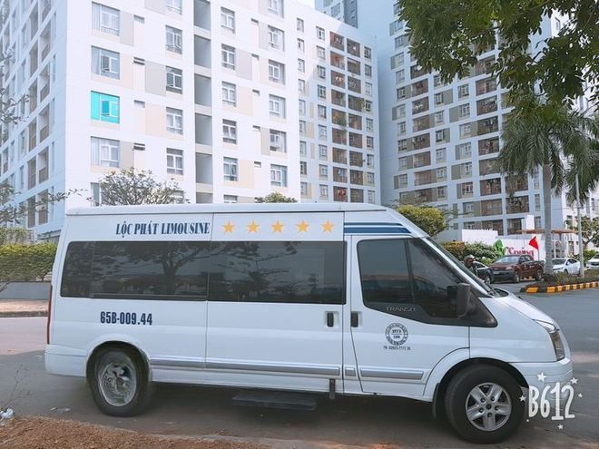 Xe Lovabus Bên hông xe Limousine 9 chỗ VIP