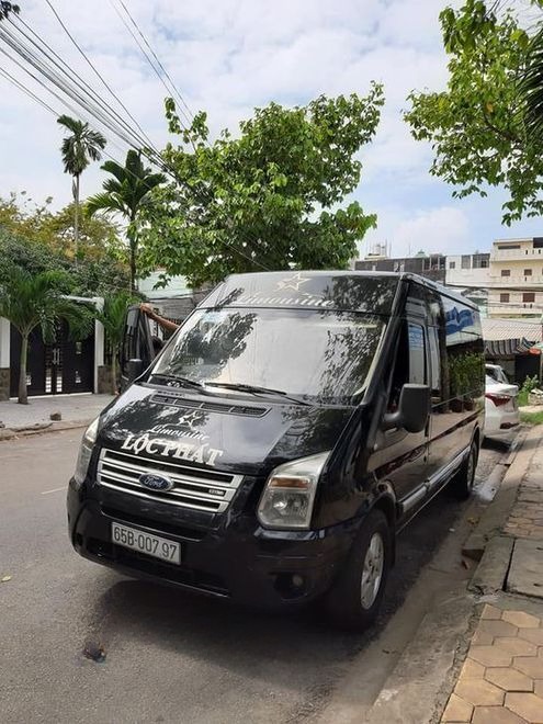 Xe Lovabus Mặt trước xe Limousine 9 chỗ VIP