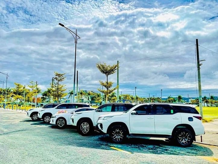 Xe Limousine Duy Tân Bên hông xe Fortuner 7 chỗ