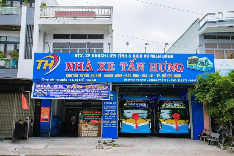 Xe Tấn Hưng (Gia Lai) Mặt trước xe Limousine 24 Phòng