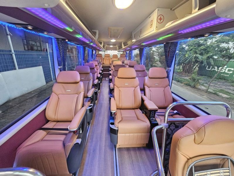 Xe VietNam Explore Ghế ngồi Tiện ích Nội thất Limousine 18 chỗ