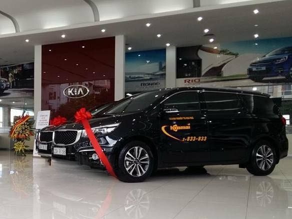 Xe Taxi Hoa Mai Bên hông xe Kia Grand Sedona