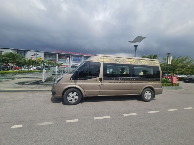 Xe Việt Ngân Luxury Limousine Bên hông xe Limousine 9 chỗ