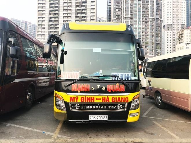 Xe Mạnh Quân Mặt trước xe Limousine 19 chỗ