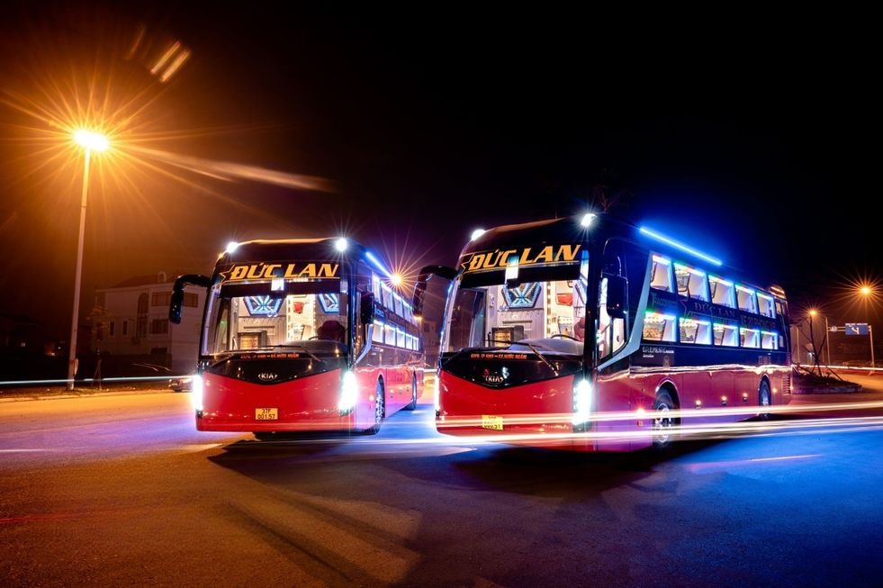 Xe Đức Lan Mặt trước xe Bên hông xe Limousine 20 phòng VIP (Mới)