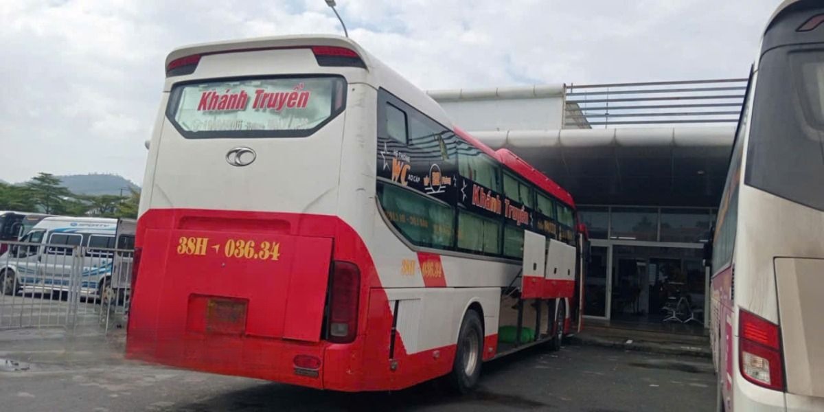 Xe Khánh Truyền (Hà Tĩnh) Mặt sau xe Limousine giường phòng 32 chỗ (WC)