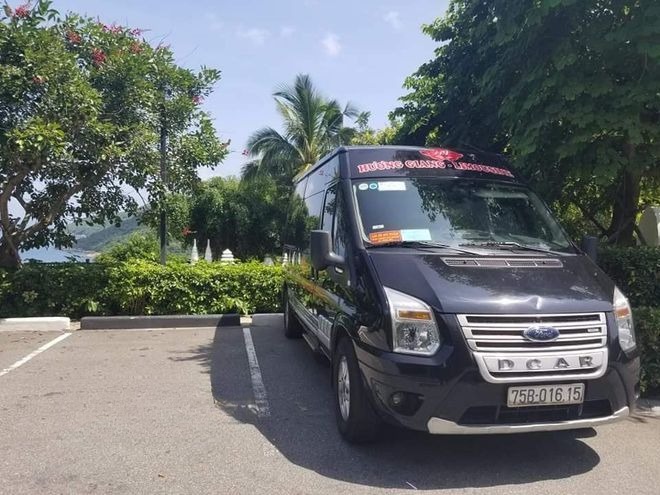 Xe Hương Giang Limousine Mặt trước xe Limousine 9 chỗ VIP
