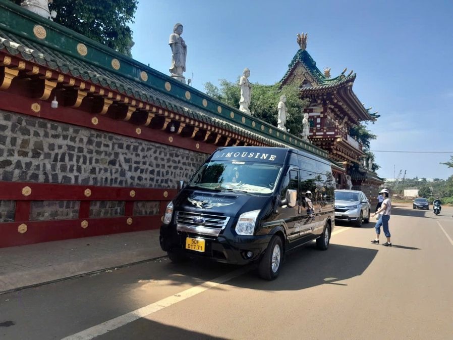 Xe Măng Đen Tourist Mặt trước xe Bên hông xe Limousine 9 chỗ