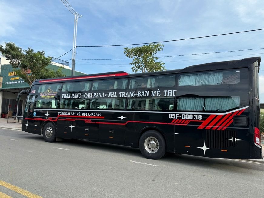 Xe Bình An (Buôn Ma Thuột) Bên hông xe Limousine 34 phòng