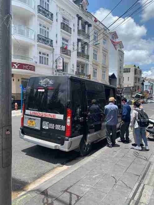 Xe Quỳnh Như (Phan Rang) Mặt sau xe Limousine 9 chỗ