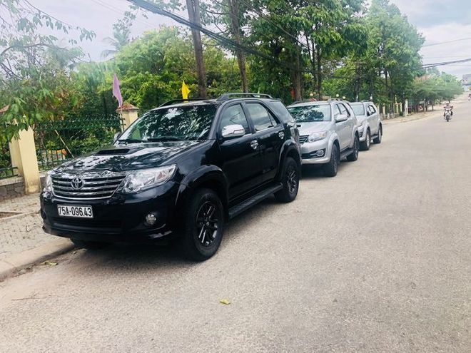 Xe Huế Express Bên hông xe Fortuner 7 chỗ