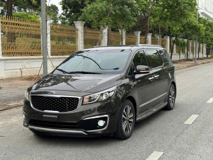 Xe Hương Kiên Limousine Bên hông xe Sedona 7 chỗ