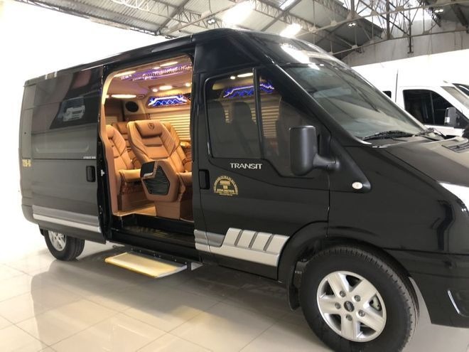 Xe Hoàng Vũ Limousine Bên hông xe Limousine 9 chỗ