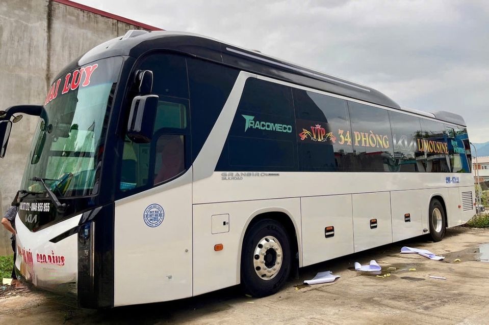 Xe Mai Luy (Cao Bằng) Bên hông xe Mặt sau xe Limousine giường phòng 34 chỗ