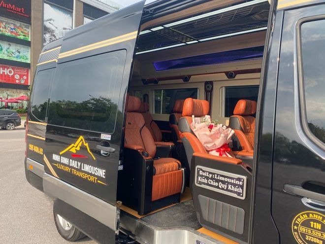 Xe Ninh Bình Excursion Transport Bên hông xe Limousine 11 chỗ VIP
