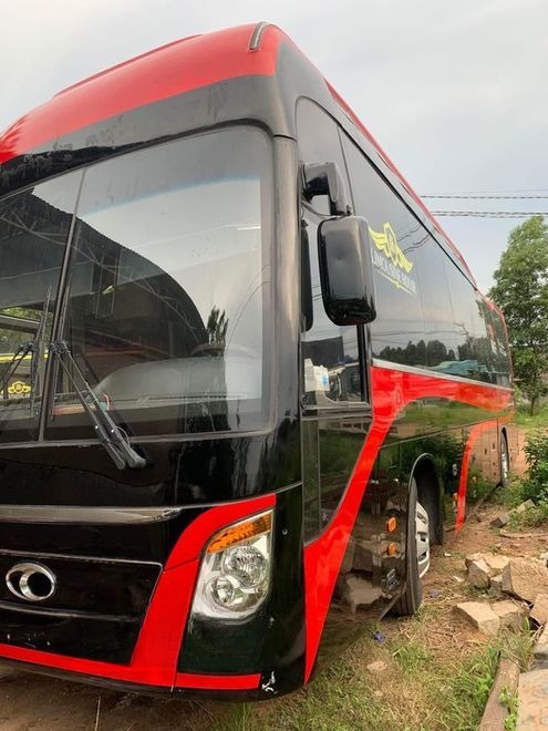 Xe Hoàng Long - Hà Nội Mặt trước xe Bên hông xe Giường nằm 42 chỗ 