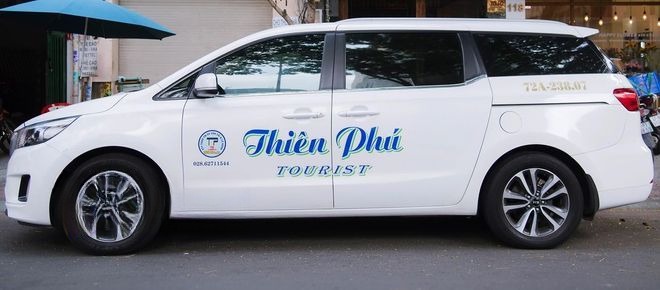 Xe Lovabus Bên hông xe Kia Sedona 6 chỗ
