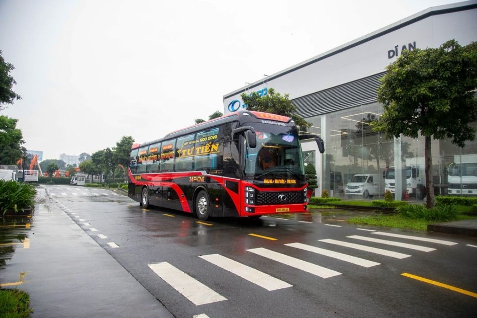 Xe Tư Tiến Mặt trước xe Bên hông xe 