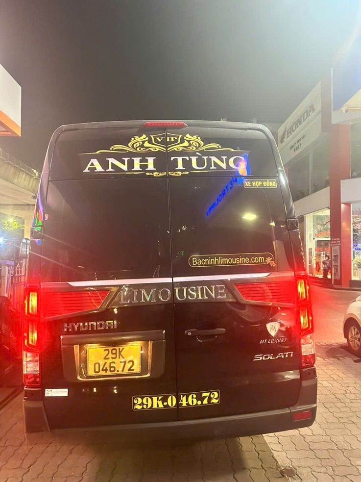 Xe Anh Tùng Limousine Mặt sau xe Limousine 9 chỗ