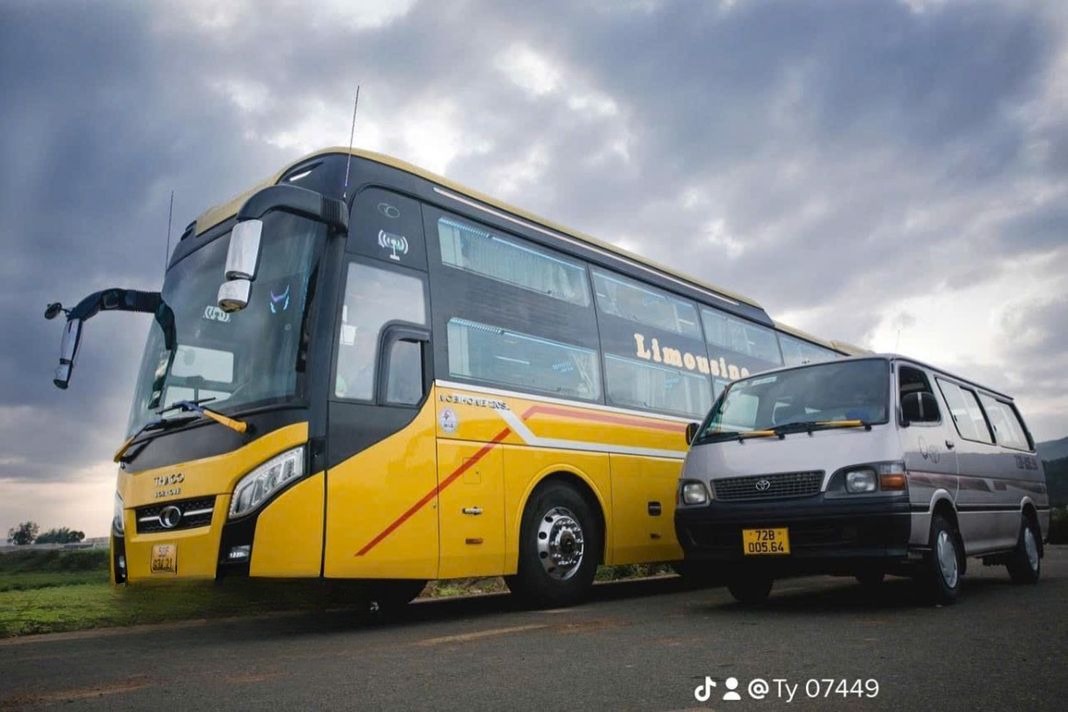 Xe Quỳnh Thy Mặt trước xe Bên hông xe Limousine 34 phòng