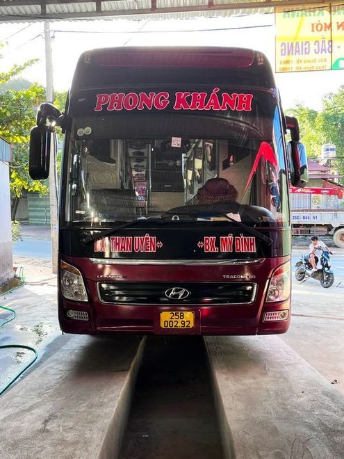 Xe Phong Khánh Mặt trước xe Limousine giường nằm 34 chỗ 