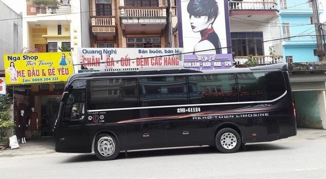 Xe Quang Nghị Bên hông xe Limousine 16 chỗ VIP