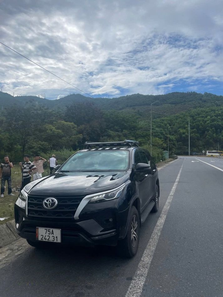 Xe Lovabus Mặt trước xe Fortuner 7 chỗ