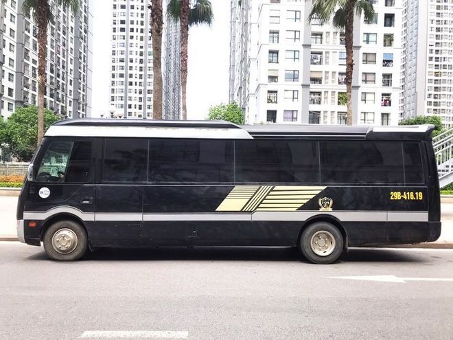 Xe Việt Ngân Luxury Limousine Bên hông xe Limousine 13 chỗ VIP