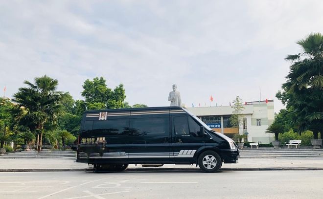 Xe Thuận An Travel Bên hông xe Limousine 9 chỗ VIP
