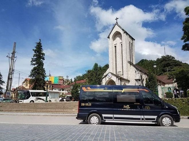 Xe Luxury Van Limousine Bên hông xe Limousine 12 chỗ VIP