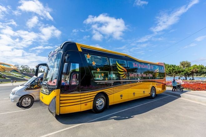 Xe Phong Phú Mặt trước xe Bên hông xe Xe giường nằm 34 chỗ