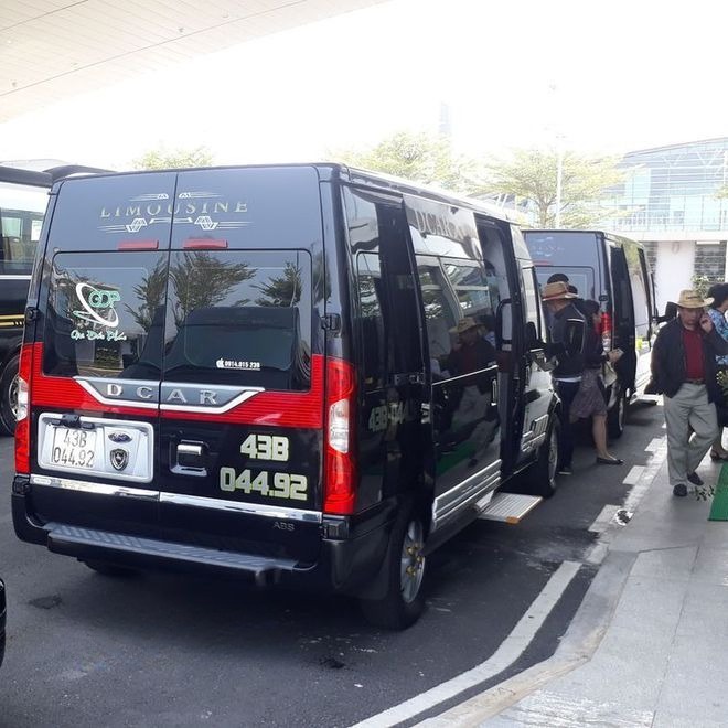 Xe PH Limousine Mặt sau xe Limousine 9 chỗ