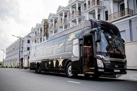 Xe Thiện Thành Limousine Mặt trước xe Bên hông xe Limousine 24 phòng