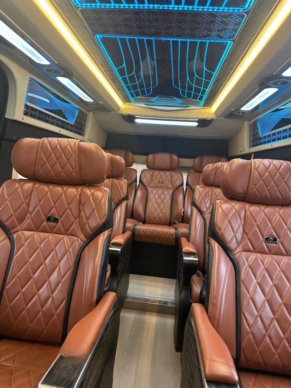 Xe Newstar Travel Tiện ích Nội thất Ghế ngồi Limousine 9 chỗ