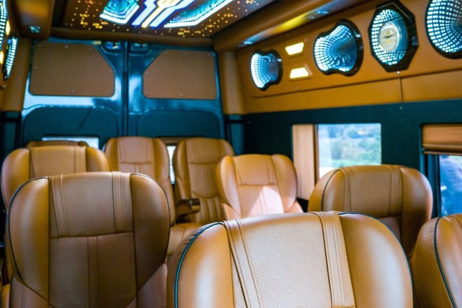 Xe AVIGO Tiện ích Limousine 11 chỗ