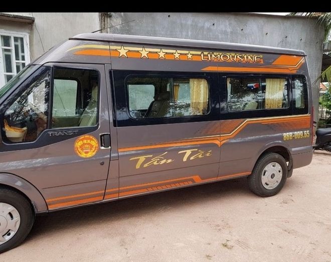 Xe Tấn Tài (Bình Thuận) Mặt trước xe Bên hông xe Limousine 9 Chỗ