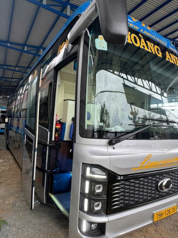 Xe Hoàng Anh - Phan Rang Bên hông xe Limousine 24 Phòng