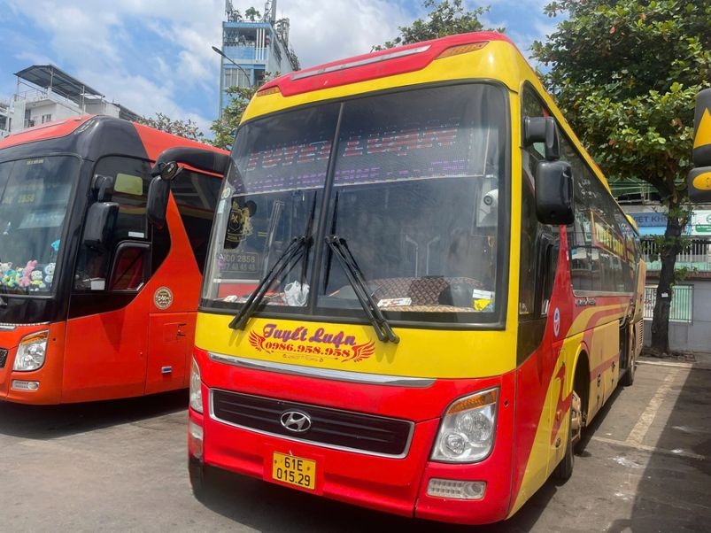 Xe Tuyết Luận Mặt trước xe Bên hông xe 