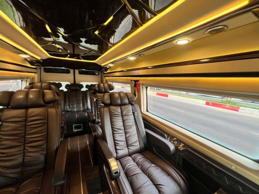 Xe Rin Hà Travel Car Tiện ích Nội thất Limousine 9 chỗ