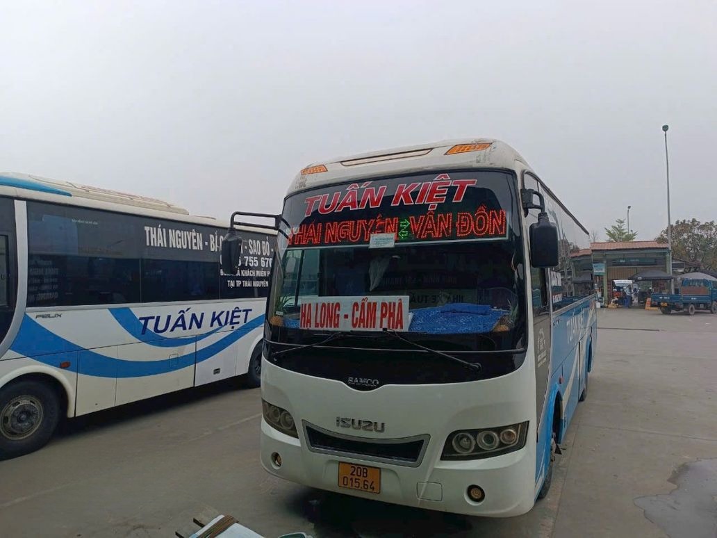 Xe Tuấn Kiệt (Thái Nguyên) Mặt trước xe Bên hông xe Ghế ngồi 28 chỗ