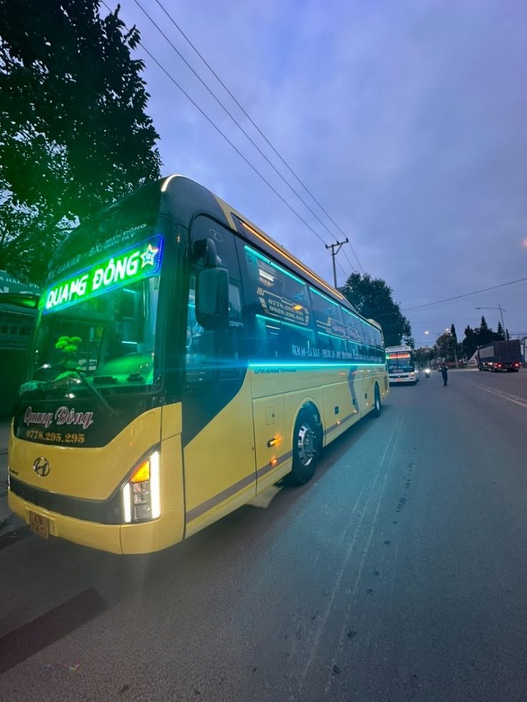 Xe Quang Đông (Đắk Lắk) Mặt trước xe Bên hông xe Limousine 34 phòng