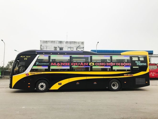 Xe Mạnh Quân Bên hông xe Limousine giường phòng 24 chỗ