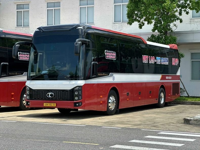 Xe Việt Lào (Đà Nẵng) Mặt trước xe Bên hông xe Limousine 24 phòng VIP