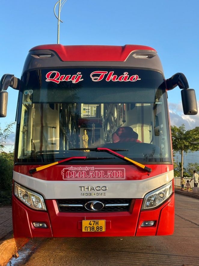 Xe Quý Thảo (Đà Nẵng) Mặt trước xe Limousine giường nằm 34 chỗ