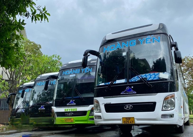 Xe Hoàng Yến Logistics Mặt trước xe Limousine 24 Ghế