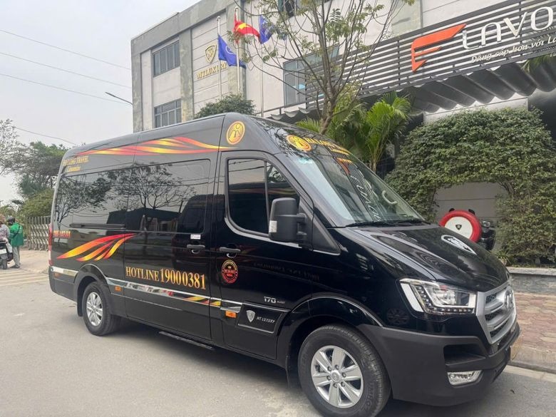 Xe Hạ Long Travel Limousine Mặt trước xe Bên hông xe 