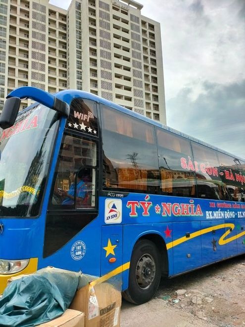 Xe Hoàng Long TN Mặt trước xe Bên hông xe Giường nằm 40 chỗ