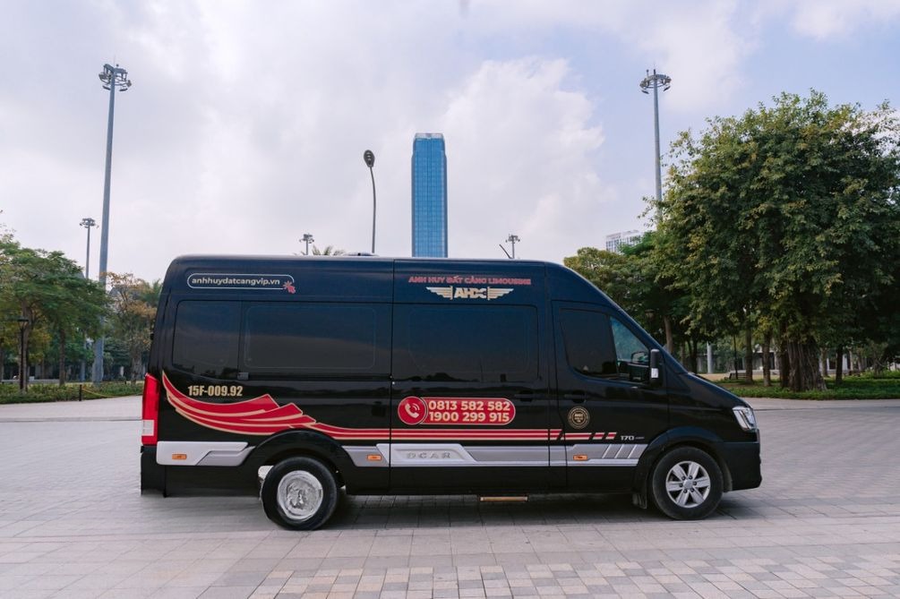 Xe Lovabus Bên hông xe Limousine 11 chỗ 